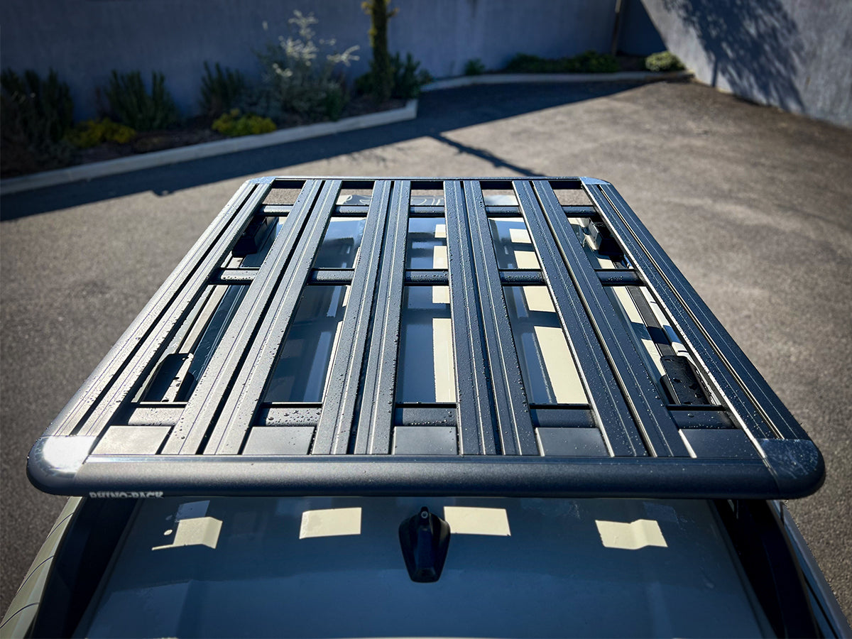 Kit galerie de toit Pioneer 1300x1240mm pour Dacia Duster 2024+ de RHINO-RACK, fixation robuste et design élégant.