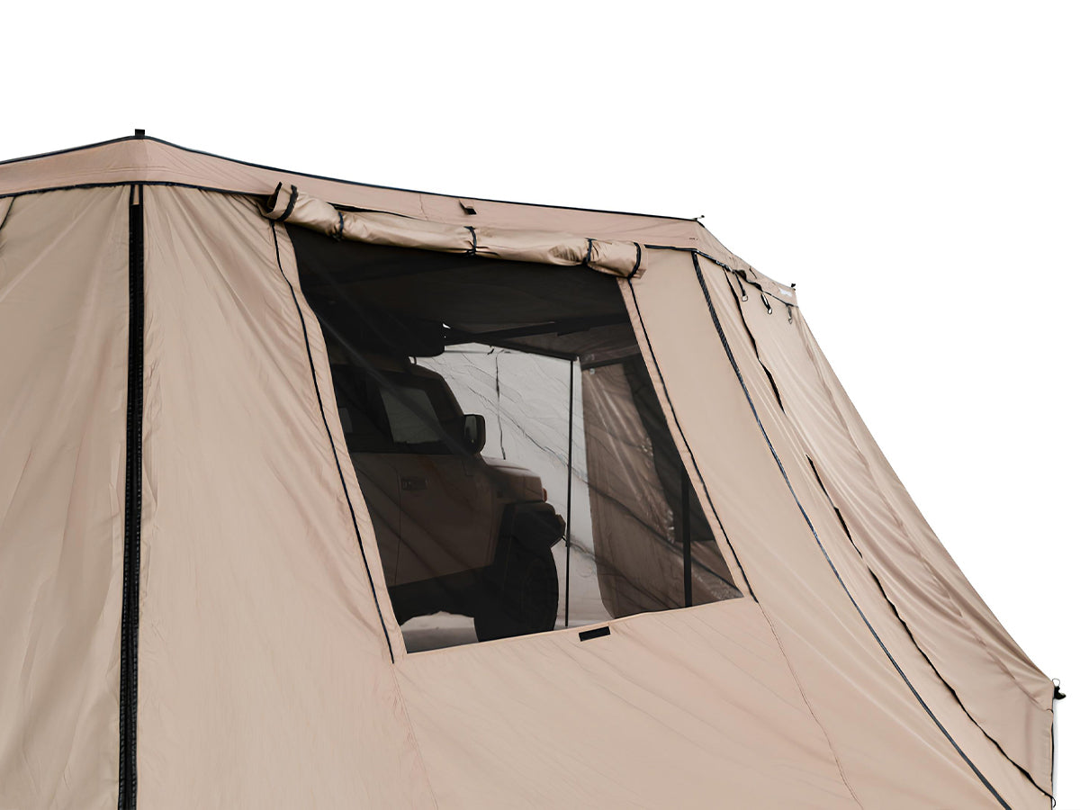 Auvent auto-portant 270° avec parois batwing côté droit de la marque RHINO-RACK, pour véhicule tout-terrain.