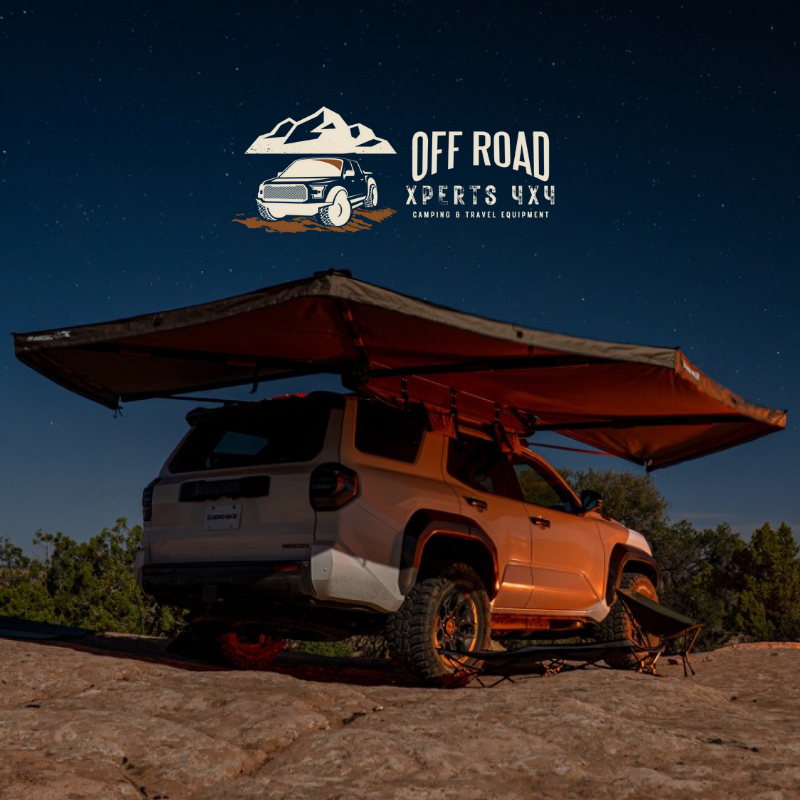 Auvent auto-portant 270° avec parois batwing côté droit de la marque RHINO-RACK, pour camping et vanlife.