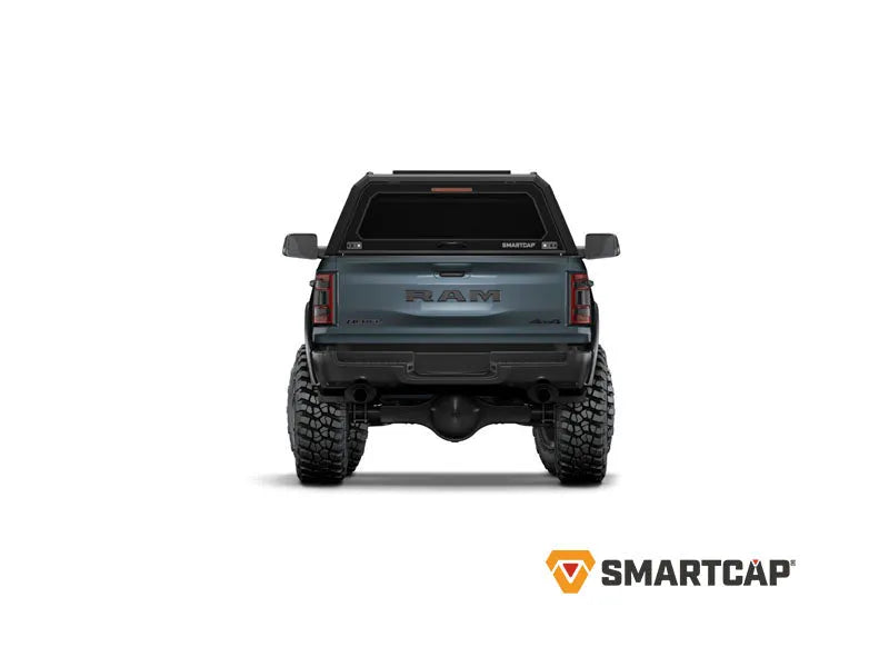 Hardtop RSI EVO SPORT pour Dodge RAM 1500 2009 et plus, en métal noir, avec fenêtres latérales, installation sur le camion.