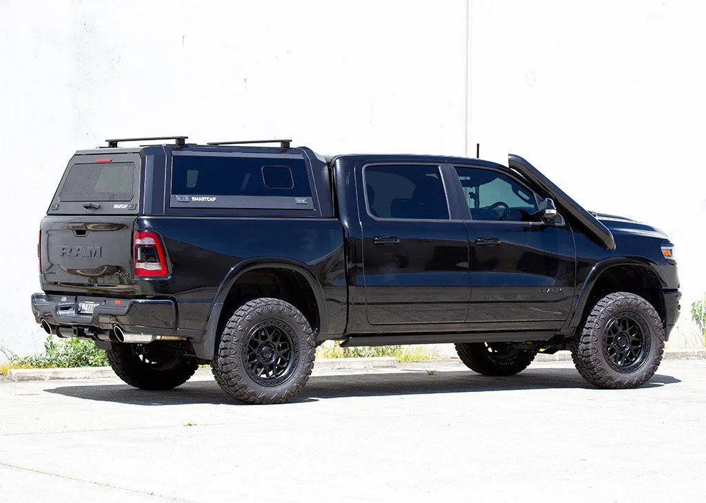 Hardtop RSI EVO SPORT pour Dodge RAM 1500 2009 à présent, en métal noir, avec fenêtres latérales et fixation solide.