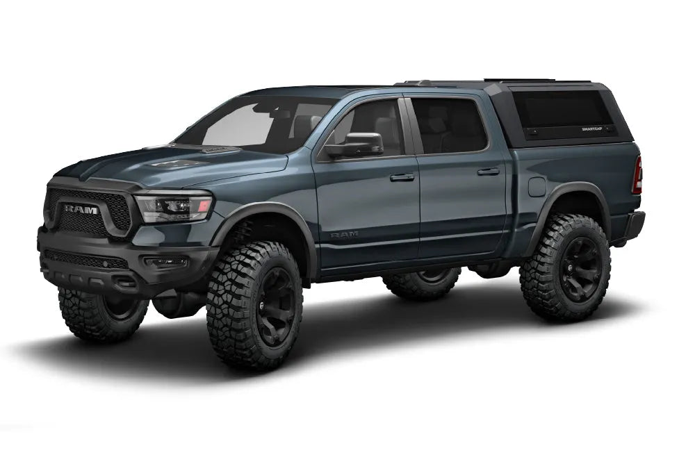 Hardtop RSI EVO SPORT pour Dodge RAM 1500 2009 à présent, en métal noir avec fenêtres latérales, installation sur le véhicule.