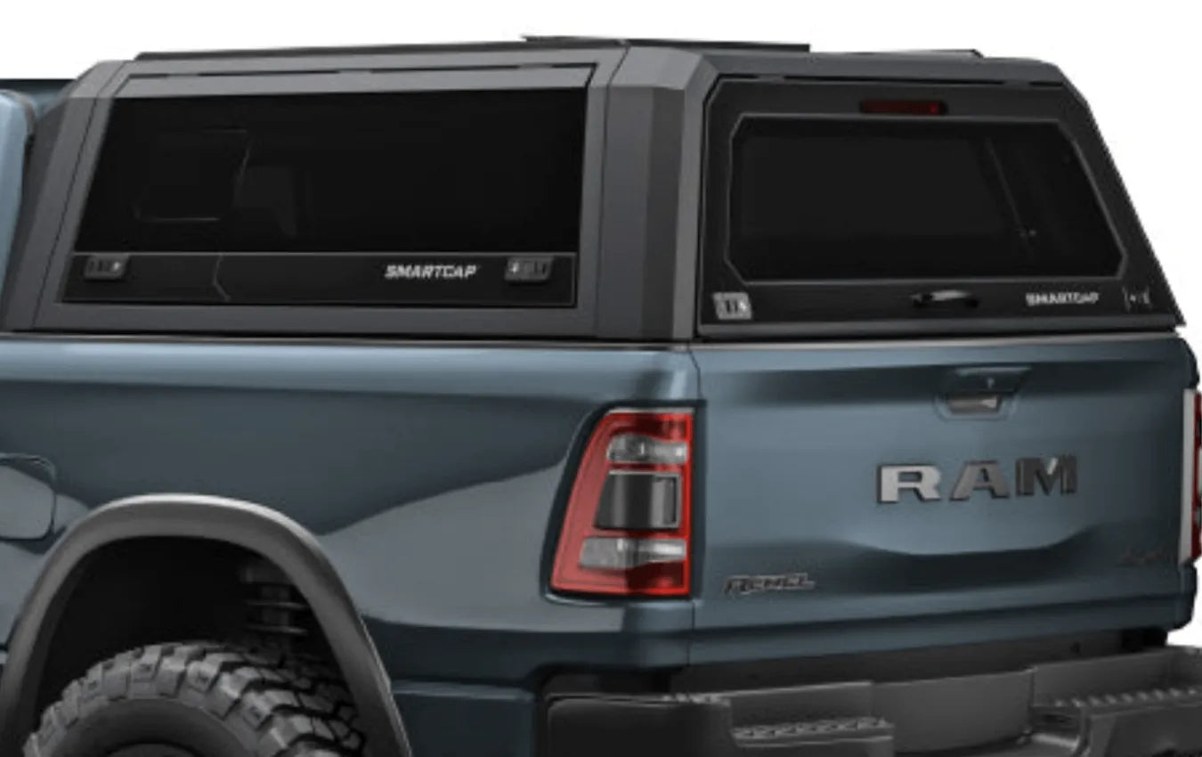 Hardtop RSI EVO SPORT pour Dodge RAM 1500 2009 à présent, en coloris noir, avec fenêtres latérales et fixation robuste.