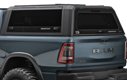 Hardtop RSI EVO SPORT pour Dodge RAM 1500 2009 à présent, en coloris noir, avec fenêtres latérales et fixation robuste.
