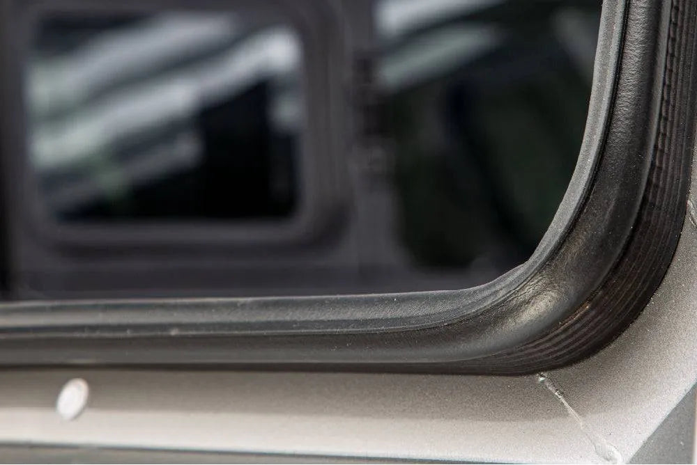 Hardtop RSI EVO SPORT pour Dodge RAM 1500 2009 et plus, en aluminium noir, avec fixation solide et finition élégante.
