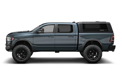 Hardtop RSI EVO SPORT pour Dodge RAM 1500 2009 et plus, en couleur noire, monté sur le véhicule dans cette image.