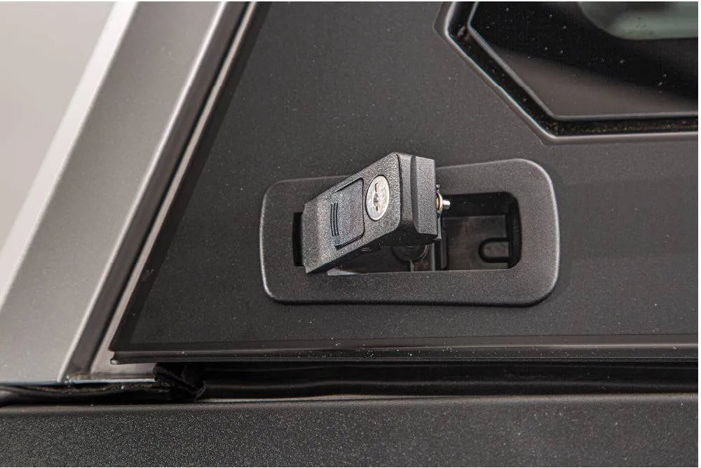 Hardtop RSI EVO SPORT pour Dodge RAM 1500 2009 et plus, en métal noir, fixé sur le camion, vue de côté.
