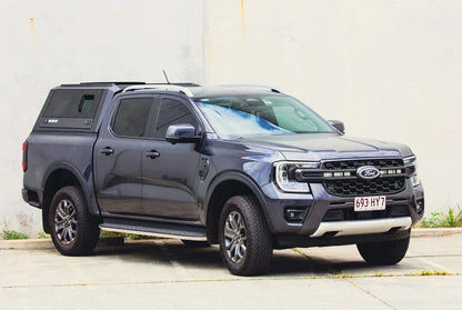 Hardtop RSI EVOs SPORT pour Ford Ranger/RAPTOR 2023+ Next Gen, finition noire, installation sur le véhicule.