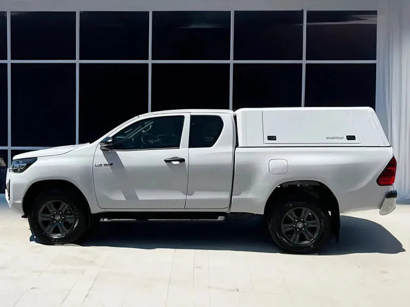 Capot rigide RSI EVOc pour Toyota Hilux Revo 2016+, version commerciale, en métal noir, vue de côté.