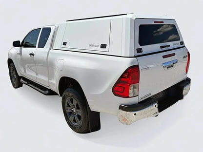 Capot rigid RSI EVOc pour Toyota Hilux Revo 2016+, hardtop commercial, en métal noir, vue de côté sur véhicule extra cab