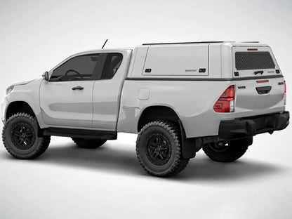 Capot dur RSI SMARTCAP pour Toyota Hilux Extra Cab Revo 2016 à present, en aluminium noir, fixé sur le toit du véhicule.