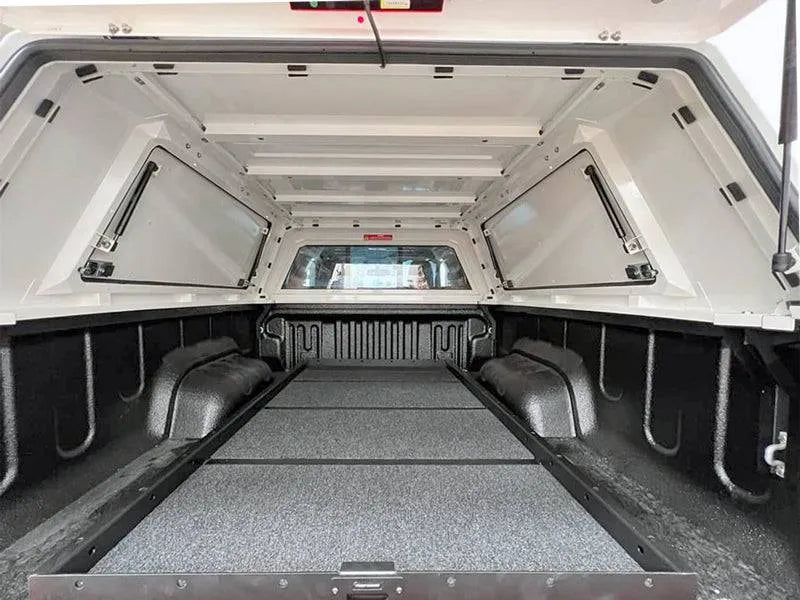 Capot rigide RSI SMARTCAP pour Toyota Hilux Extra Cab Revo 2016 et plus, en couleur noir avec fenêtres latérales.