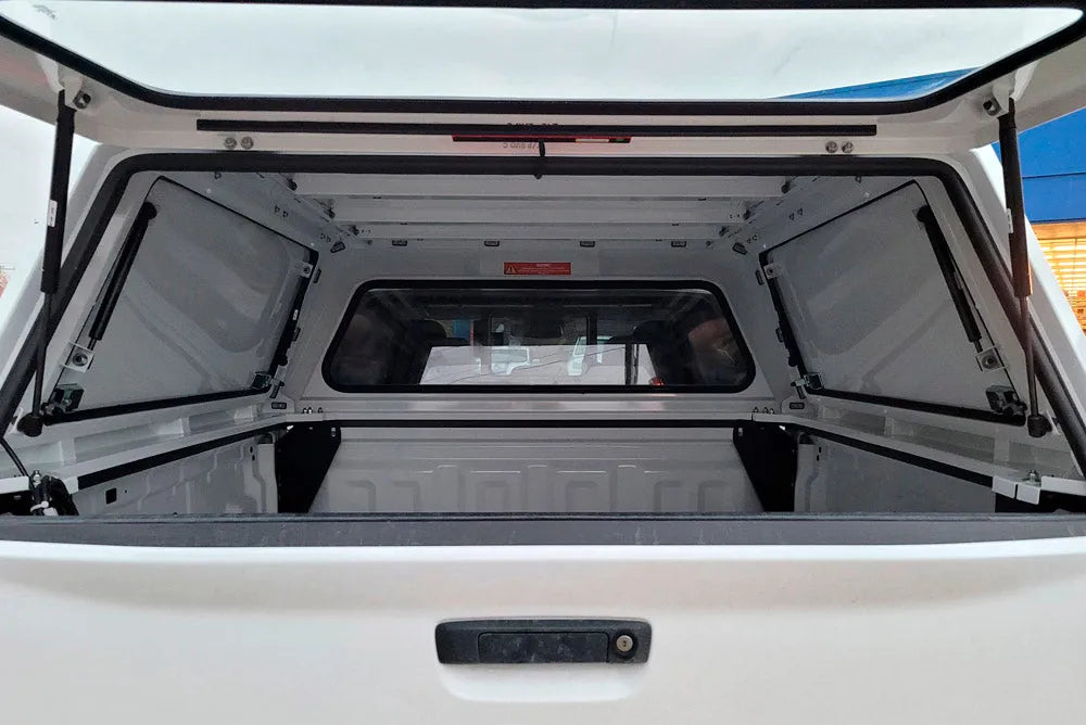 Hardtop RSI SMARTCAP pour Toyota Hilux Extra Cab REVO 2016 et plus, en couleur noire, vue de côté avec fenêtre latérale.