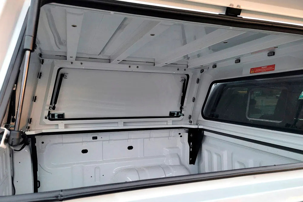 Capot rigide RSI SMARTCAP pour Toyota Hilux Extra Cab Revo 2016 et plus, en couleur noire, vue de face sur le véhicule.