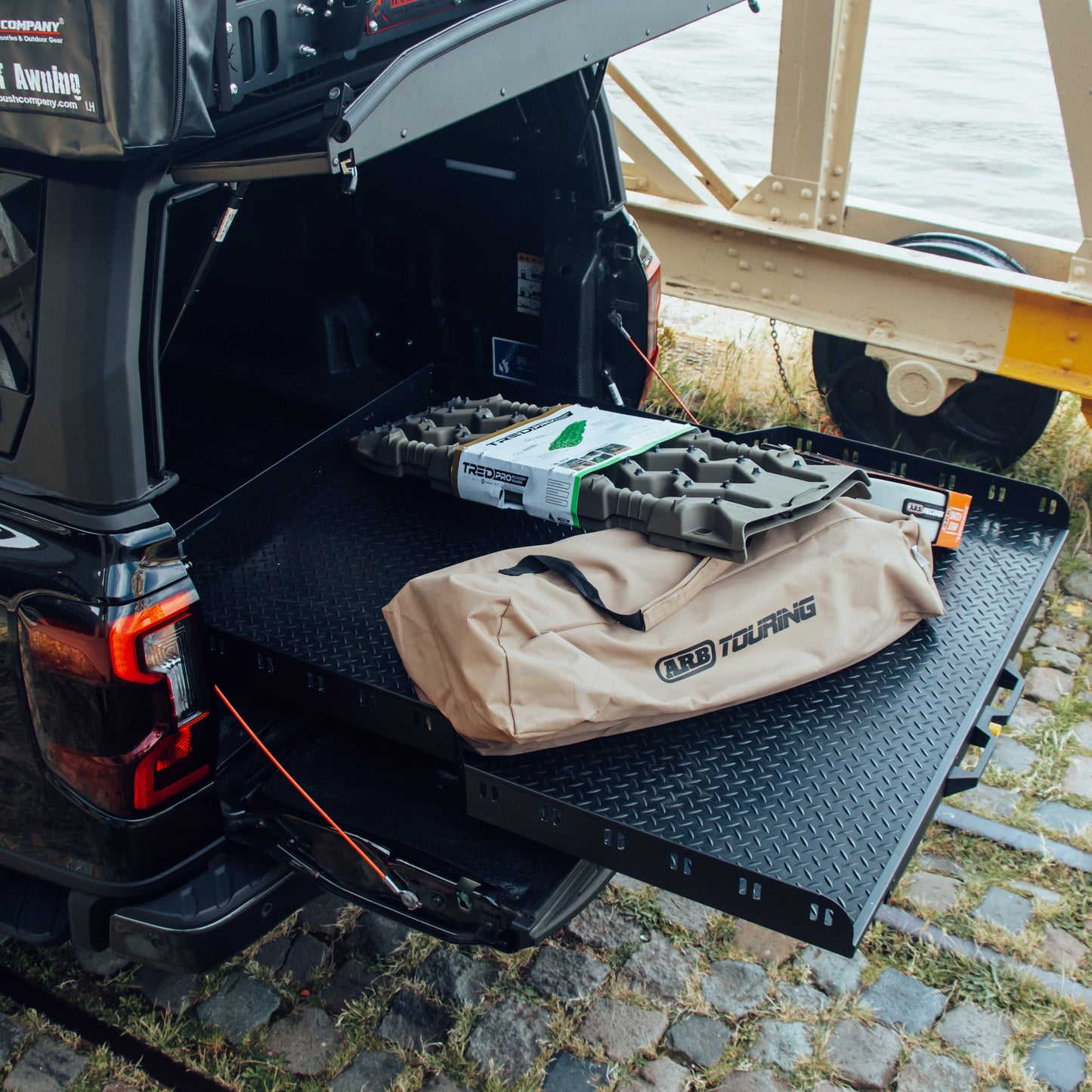 Plateau coulissant RUUUD pour Ford Ranger/Raptor 2023+ Next Gen sans perçage, vue du plateau installé sur le véhicule.