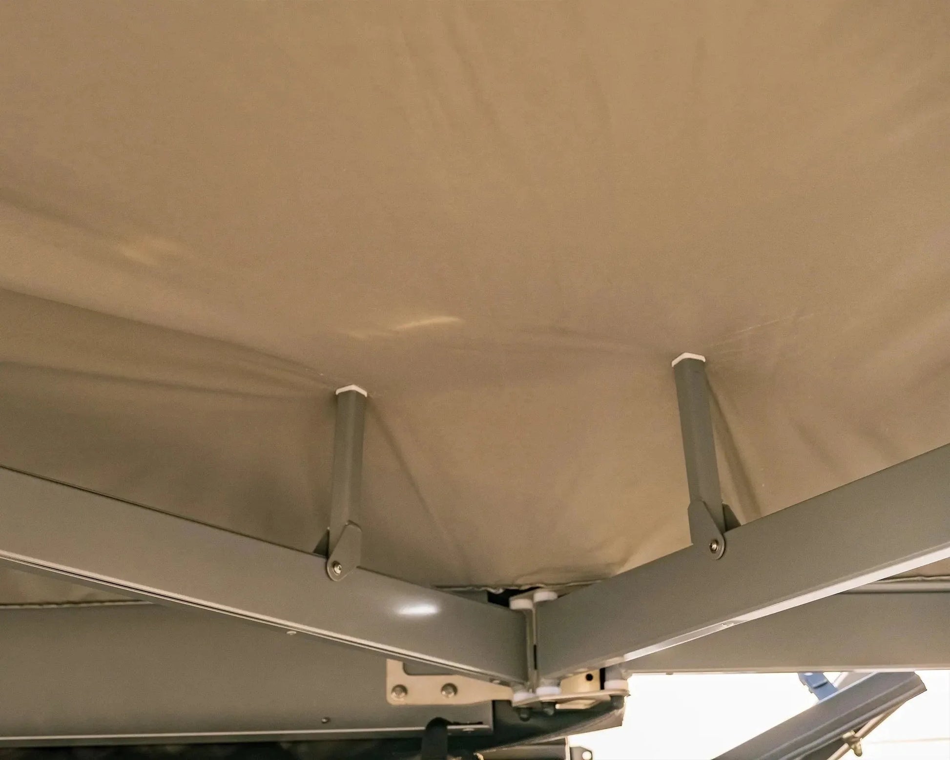 Auvent 180° 2.6m Autoportant Alu-Cab sur Xperts4x4 Accessoires 4x4 Off-Road