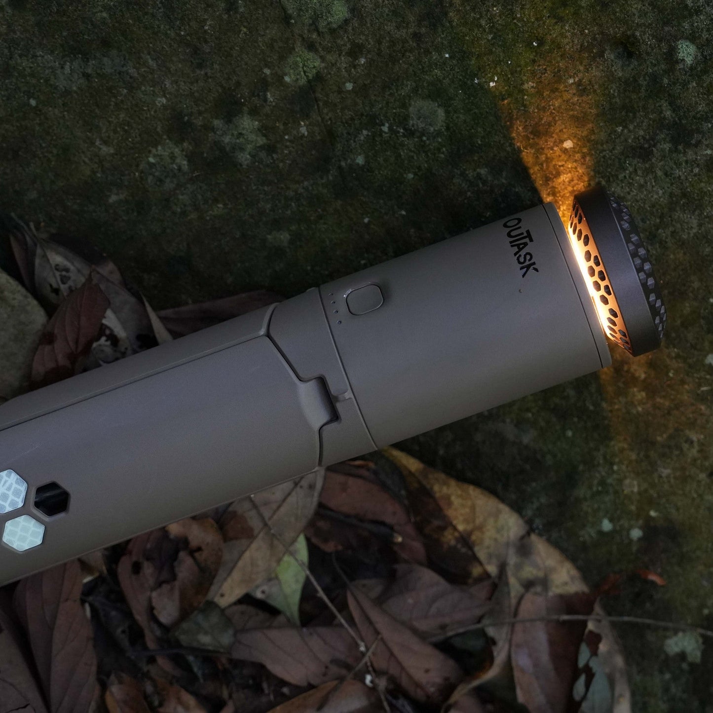 OuTask Lampe Télescopique LED Outdoor 720° - Tactical Earth sur Xperts4x4 Accessoires 4x4 Off-Road