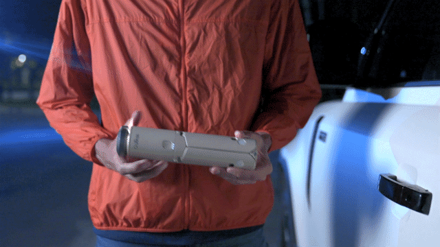 OuTask Lampe Télescopique LED Outdoor 720° - Vert Armée sur Xperts4x4 Accessoires 4x4 Off-Road