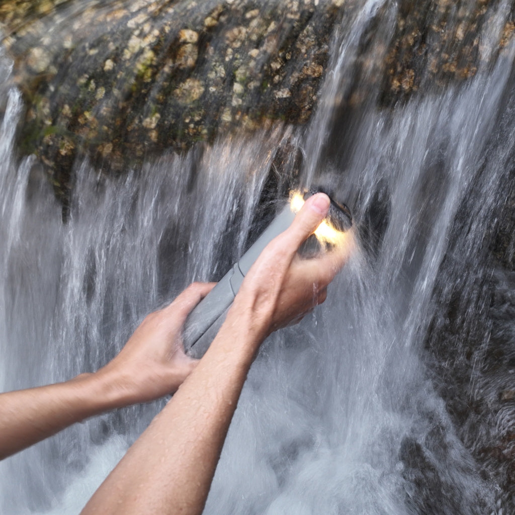 OuTask Lampe Télescopique LED Outdoor 720° - Vert Armée sur Xperts4x4 Accessoires 4x4 Off-Road