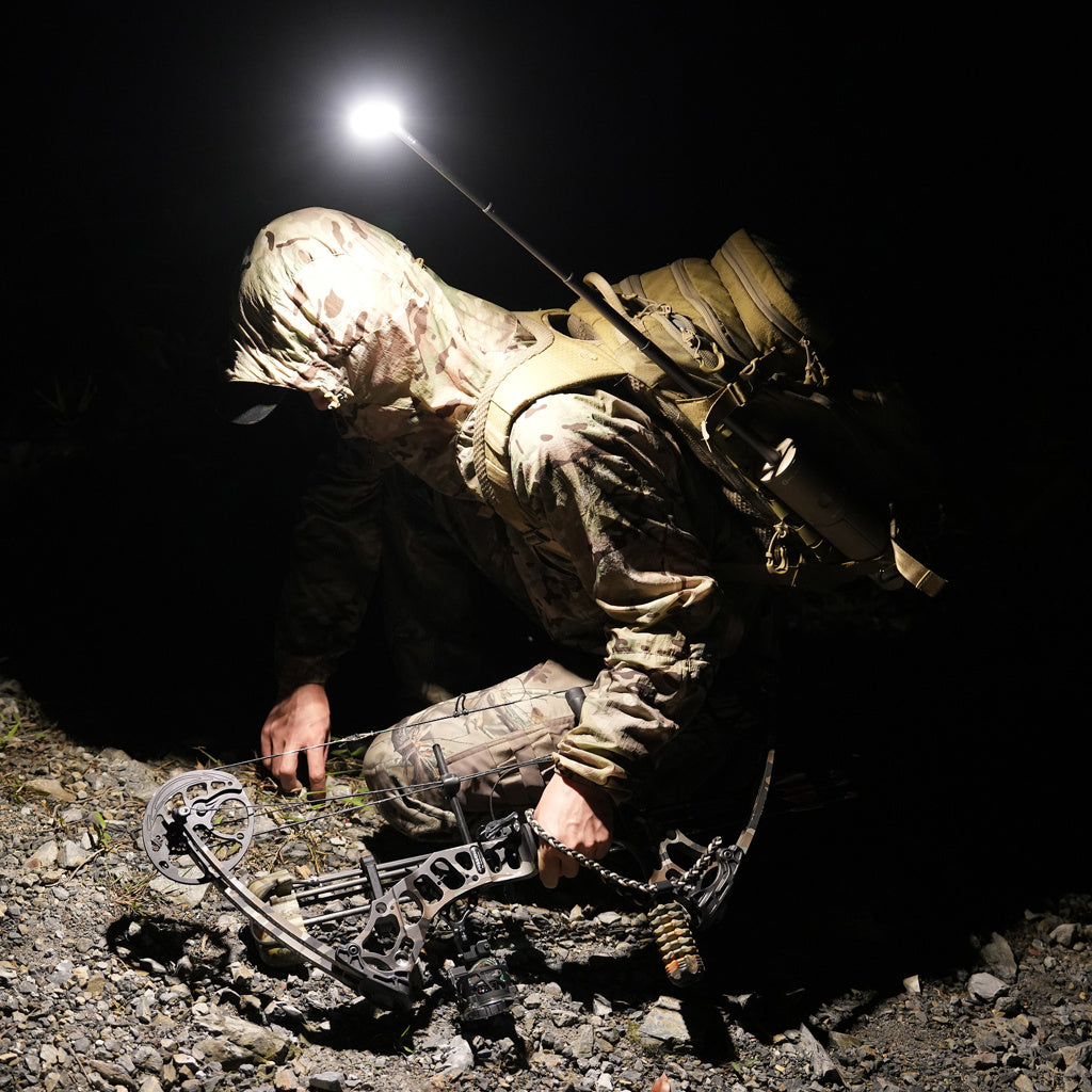 OuTask Lampe Télescopique LED Outdoor 720° - Vert Armée sur Xperts4x4 Accessoires 4x4 Off-Road