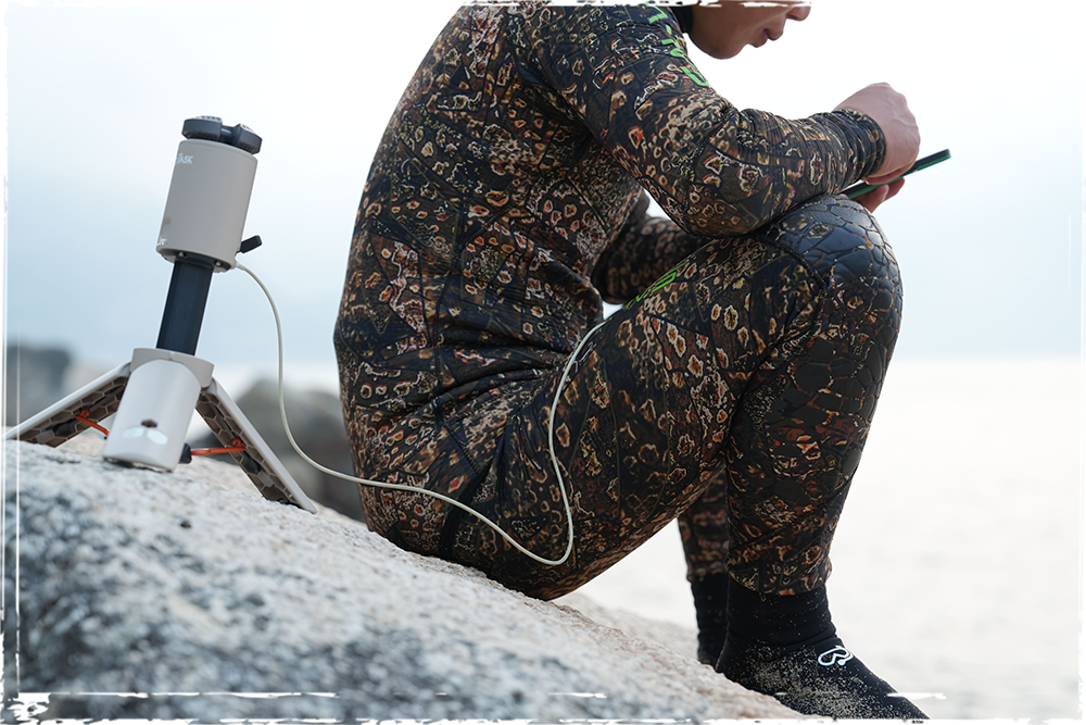 OuTask Lampe Télescopique LED Outdoor 720° - Vert Armée sur Xperts4x4 Accessoires 4x4 Off-Road