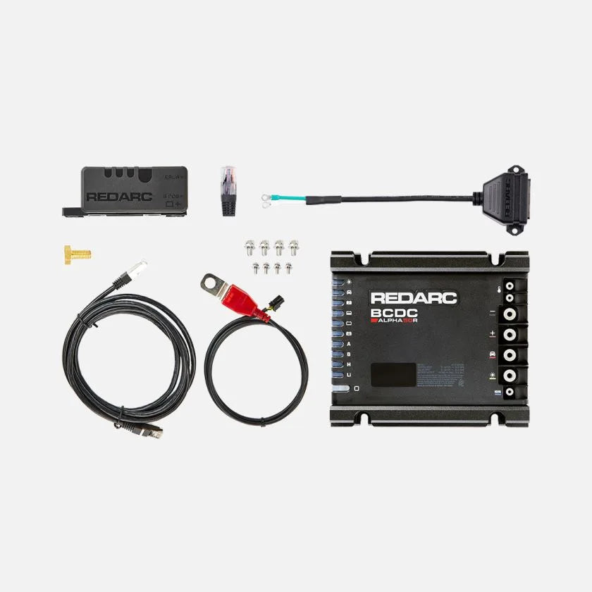 Système de gestion de batterie REDARC SOLI BCDC Alpha50R TVMS Rogue, montre l'unité et ses connecteurs pour énergie et autonomie.