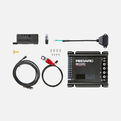 Système de gestion de batterie REDARC SOLI BCDC Alpha50R TVMS Rogue, montre l'unité et ses connecteurs pour énergie et autonomie.