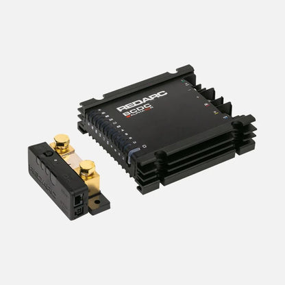Système de gestion batterie REDARC SOLI BCDC Alpha50R TVMS Rogue pour énergie et autonomie, avec composants électroniques visibles.