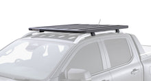 Galerie de toit Rhino-Rack Pioneer 6 1300x1380mm avec pieds RX100, supportant un véhicule tout-terrain.