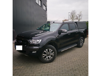 Hardtop Alu-Cab Adventure pour Ford Ranger 2012-2022, en aluminium, installé sur le véhicule, avec fenêtres latérales affichées.