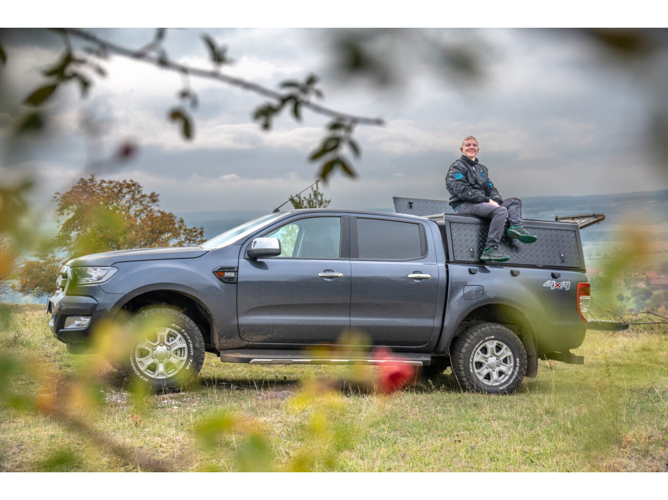 Hardtop Alu-Cab Adventure pour Ford Ranger 2012-2022, en aluminium, vue de face avec fenêtres latérales.