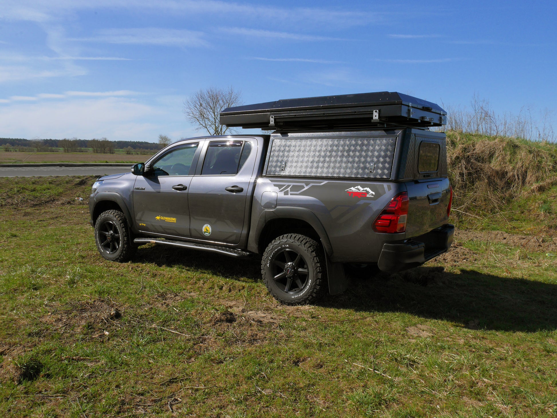 Hardtop Alu-Cab Adventure pour Isuzu D-Max 2021+ en aluminium, vue de face avec fenêtres et fixation robuste.