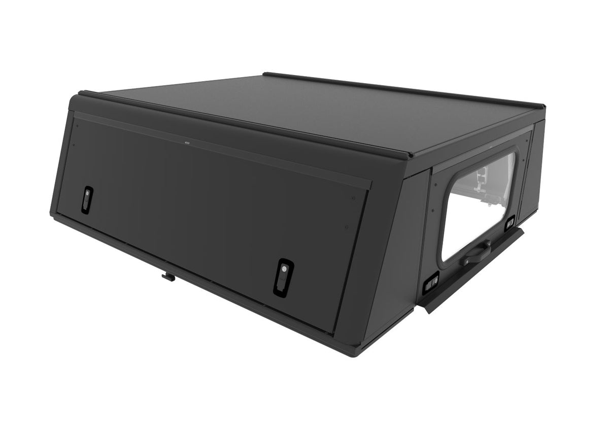 Hardtop en aluminium Alu-Cab Adventure pour Toyota Hilux Revo 2016+ avec fenêtre et portes robustes, installation sur le véhicule.