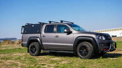 Hardtop Alu-Cab Adventure pour Toyota Hilux Vigo 2005-2015, robuste et en aluminium, installé sur le véhicule.