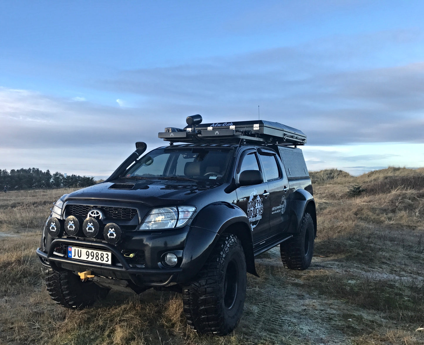 Hardtop Alu-Cab Adventure pour Toyota Hilux Vigo 2005-2015, robuste et en aluminium, installé sur un pickup.