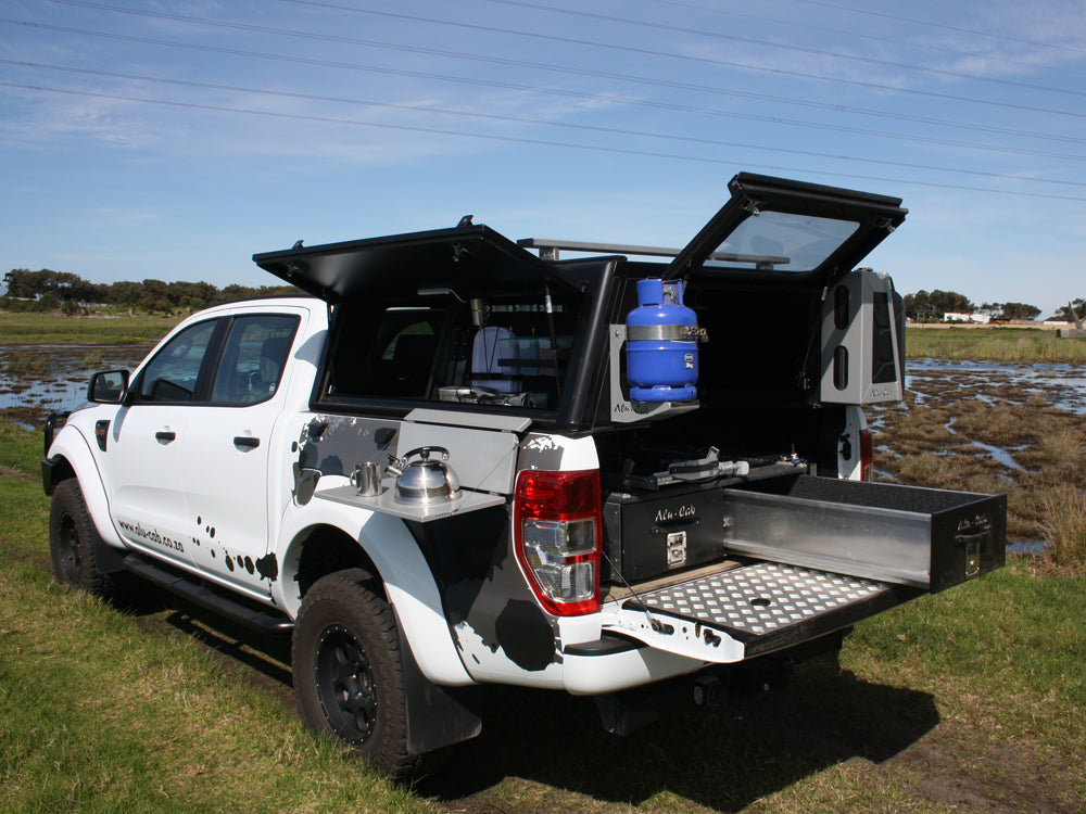 Hardtop Alu-Cab Adventure pour Toyota Hilux Vigo 2005-2015, robuste en alu, adapté pour camping et stockage outdoor.