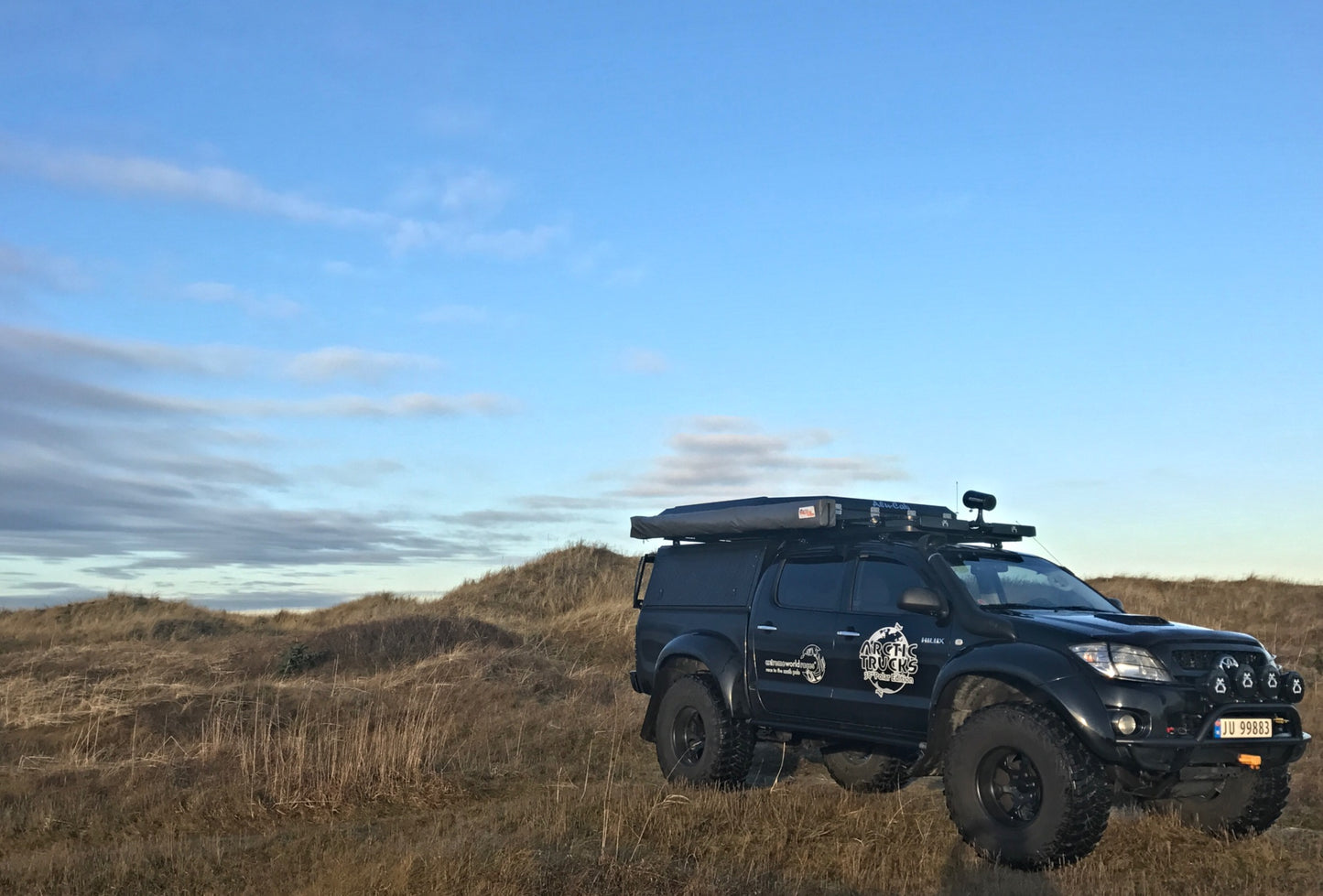 Hardtop Alu-Cab Adventure pour Toyota Hilux Vigo 2005-2015, robuste en aluminium, installation sur le toit du véhicule.