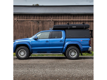 Hardtop Alu-Cab Adventure pour Volkswagen Amarok 2010-2022, finition en aluminium robuste, installé sur le véhicule.