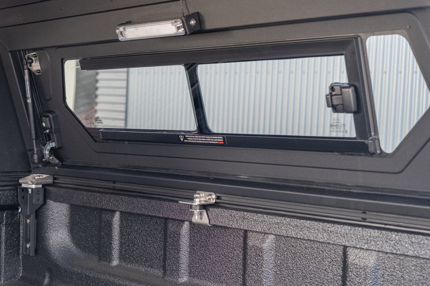 Hardtop Alu-Cab Contour Isuzu D-Max 2020 à Présent Double Cab sur Xperts4x4 Accessoires 4x4 Off-Road