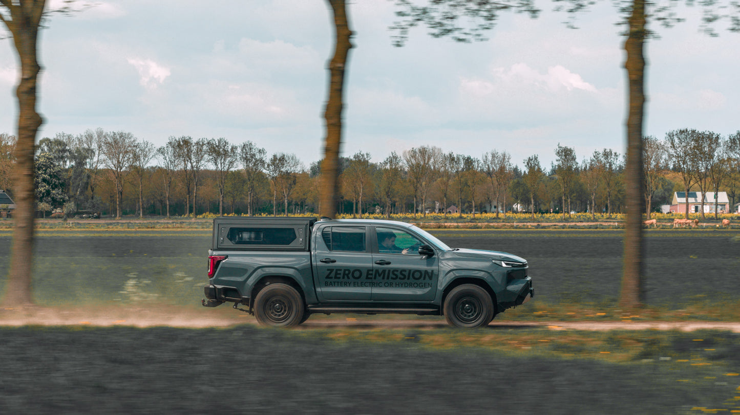 Hardtop Alu-Cab Contour pour Toyota Hilux 2026+ Double Cab, robuste et en aluminium, conçu pour un véhicule tout-terrain.