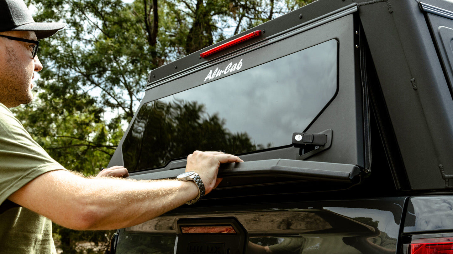 Carrosserie Hardtop Alu-Cab Contour pour Toyota Hilux 2026+ N90 Double Cab, en aluminium, robuste et adapté aux véhicules utilitaires.