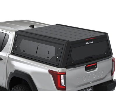 Hardtop Alu-Cab Contour pour Toyota Hilux 2026+ Double Cab, aluminium robuste avec finition élégante.