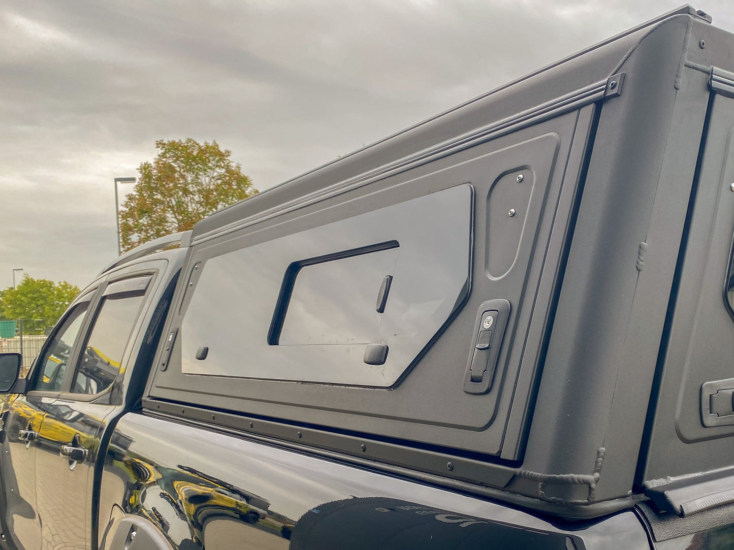 Hardtop Alu-Cab Contour Toyota Tundra 2022+ 5.5" CrewMax sur Xperts4x4 Accessoires 4x4 Off-Road