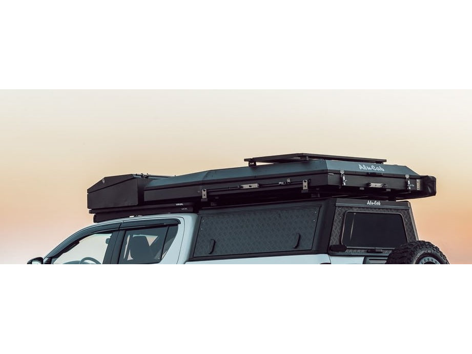 Hardtop Alu-Cab Explorer 3 pour Nissan Navara D40 2005-2015, en aluminium robuste, vue de face montrant la structure du toit.