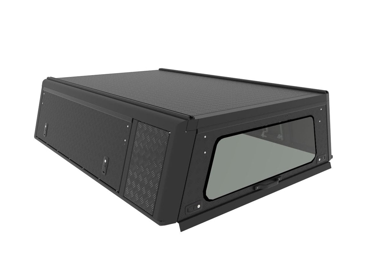Hardtop Alu-Cab Explorer 3 en aluminium pour Nissan Navara D40 2005-2015, vue de face sur véhicule tout-terrain.
