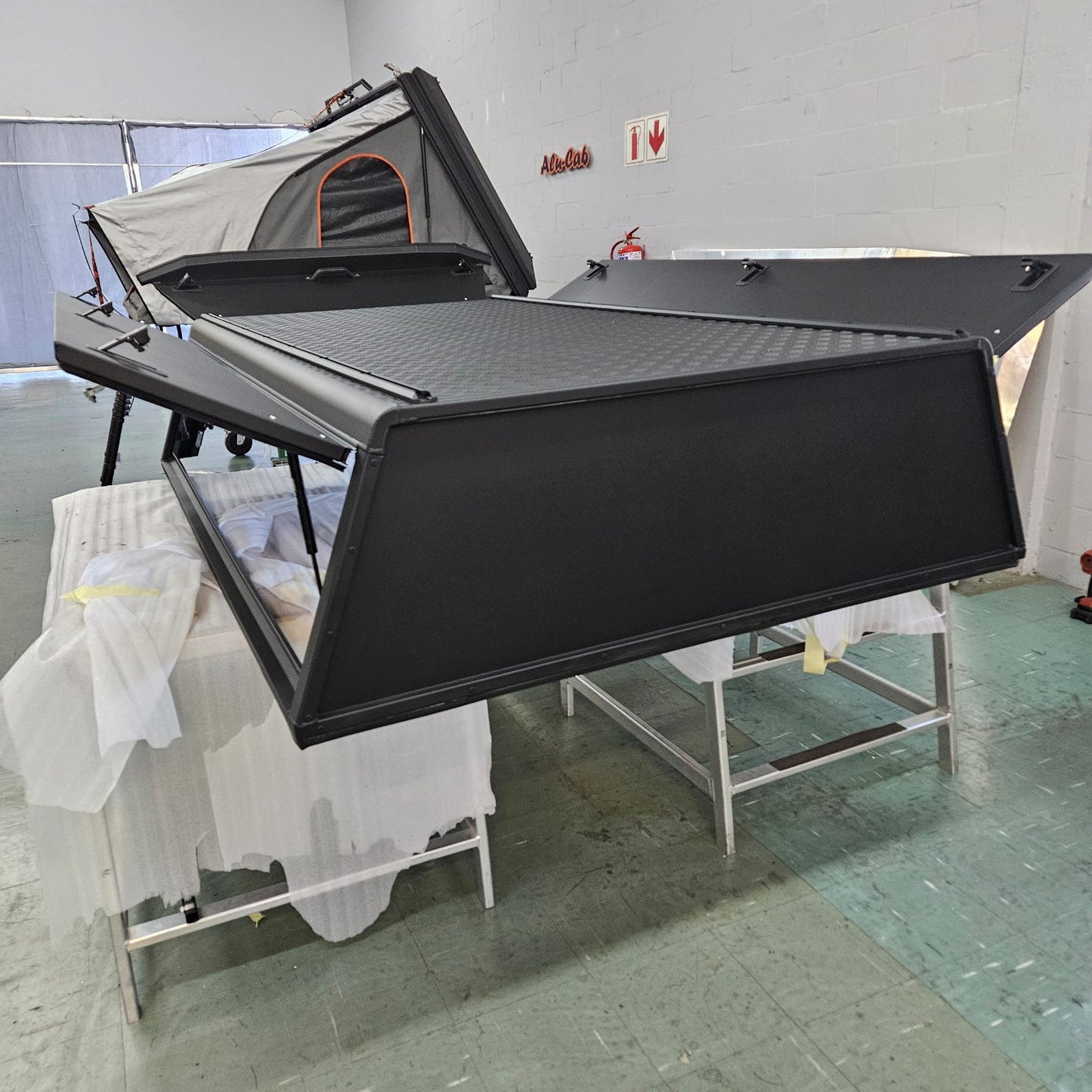 Hardtop Alu-Cab Ford Ranger 2023+ Single Cab Noir (Explorer) sur Xperts4x4 Accessoires 4x4 Off-Road