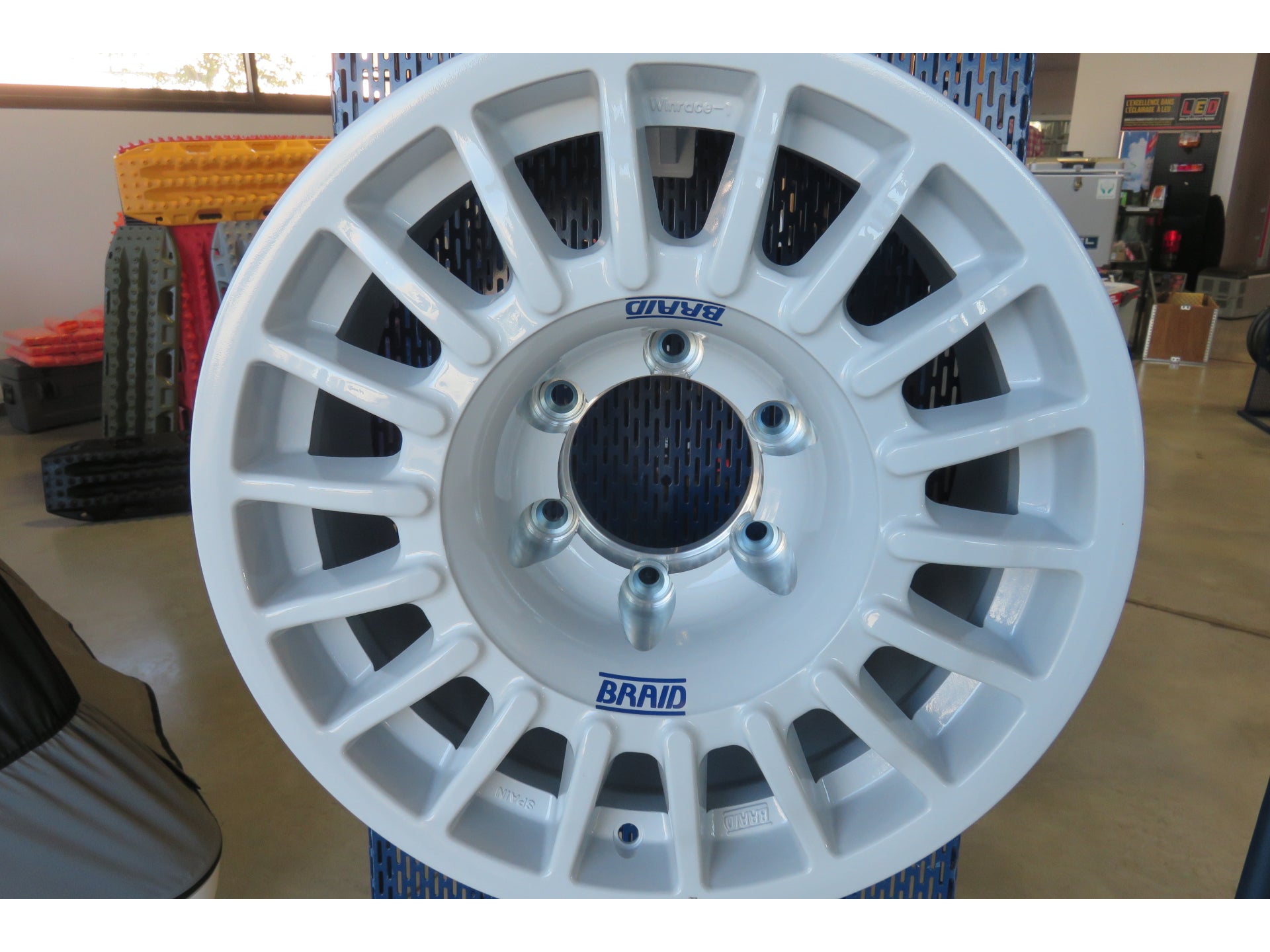 Jante en alliage BRAID Winrace blanche 17 pouces 5x17, 6x139,7 ET25, vue de face sur fond blanc
