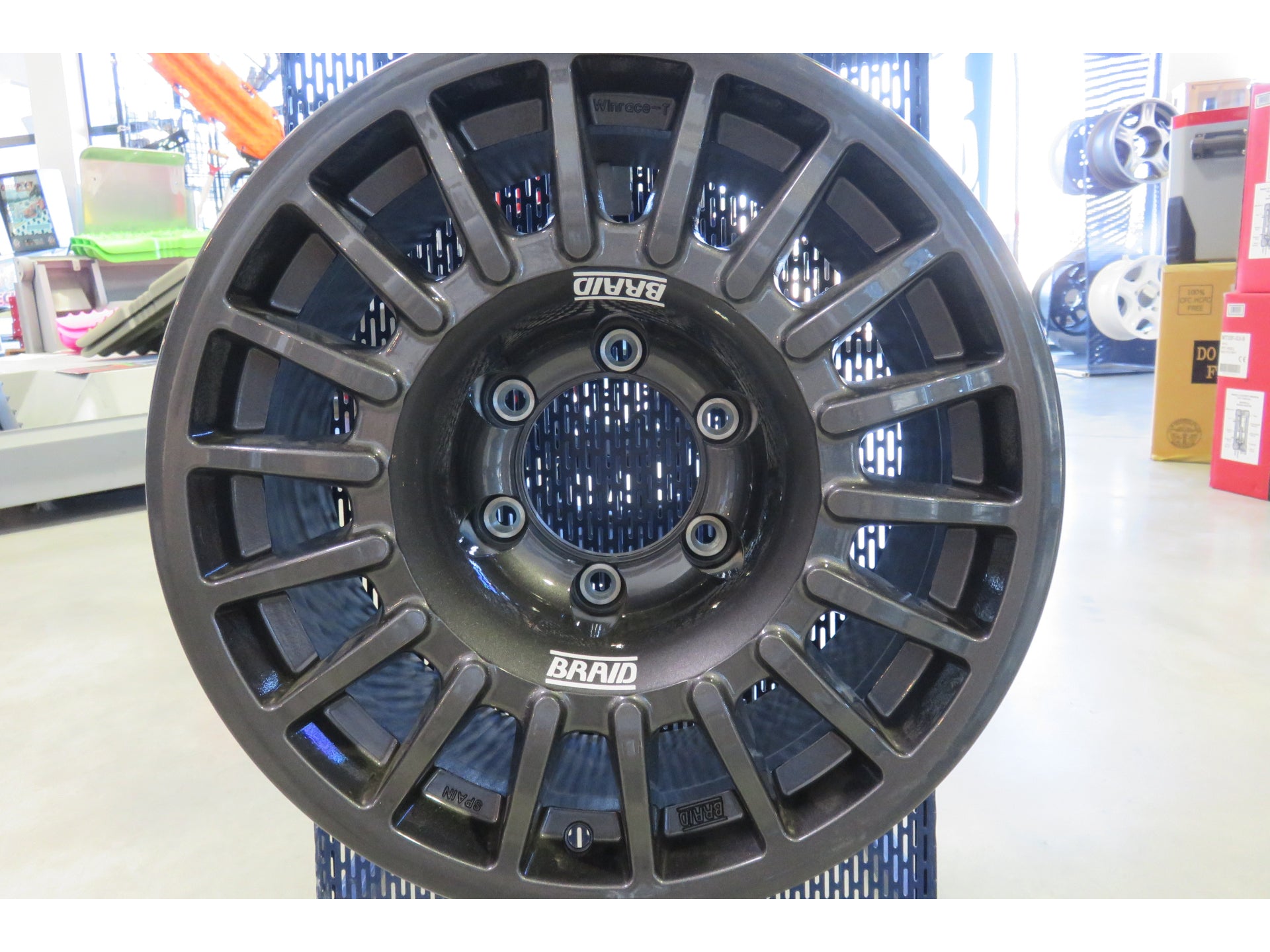 Jante en alu BRAID Winrace grise 7x16, 6x139.7, ET40, CB93, pour véhicule tout-terrain.