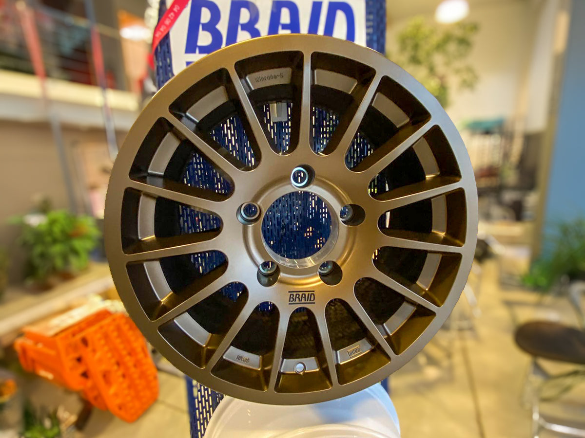 Jante en aluminium BRAID Winrace S bronze 8x17 pouces 5x150 ET25 pour véhicule tout-terrain, vue de face.