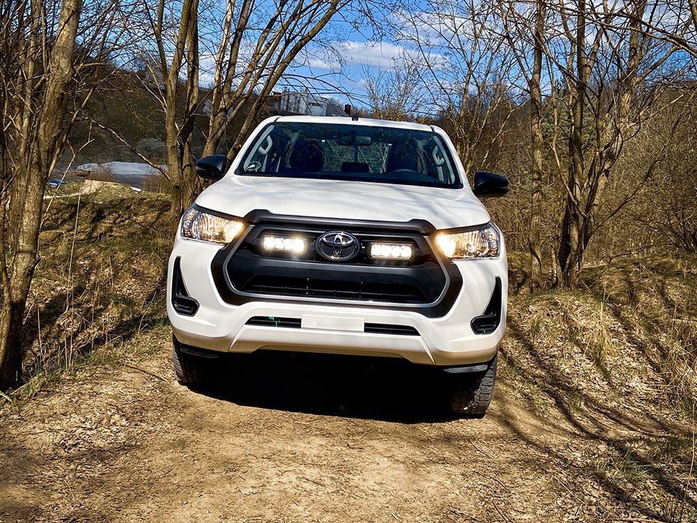 Pack de LED pour calandre LAZER LAMPS sur Toyota Hilux Revo, éclairage avant robuste et moderne.